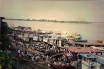 O movimentado porto de Iquitos, na beira do rio Amazonas, no Peru (foto de Julho de 1990)